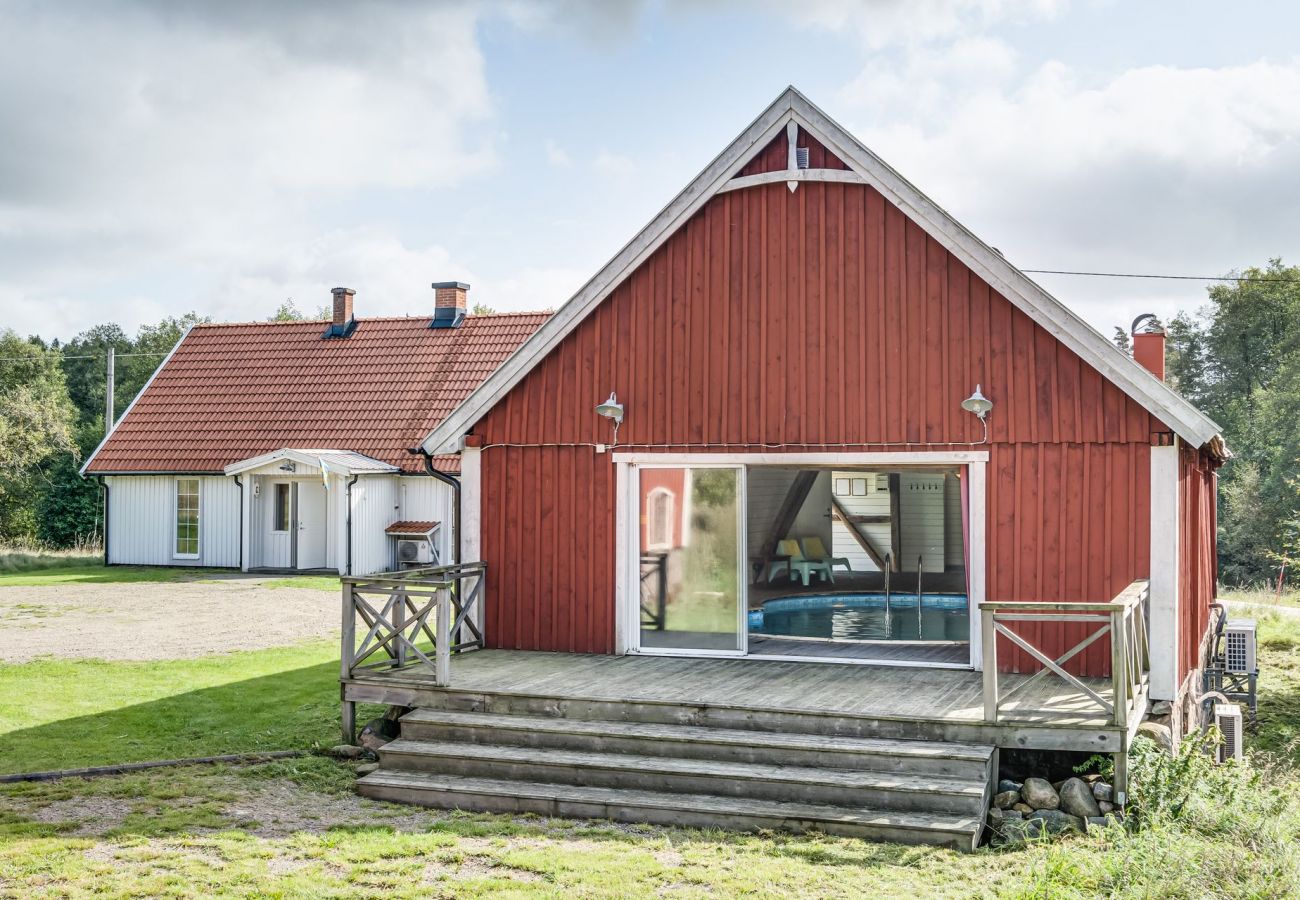 Haus in Knäred - Geräumiges und neu renoviertes Bauernhaus mit Innenpool