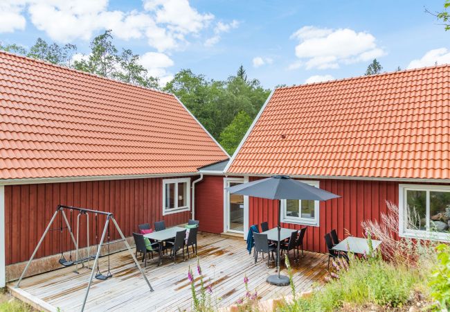 Große Terrasse mit Gartenmöbeln