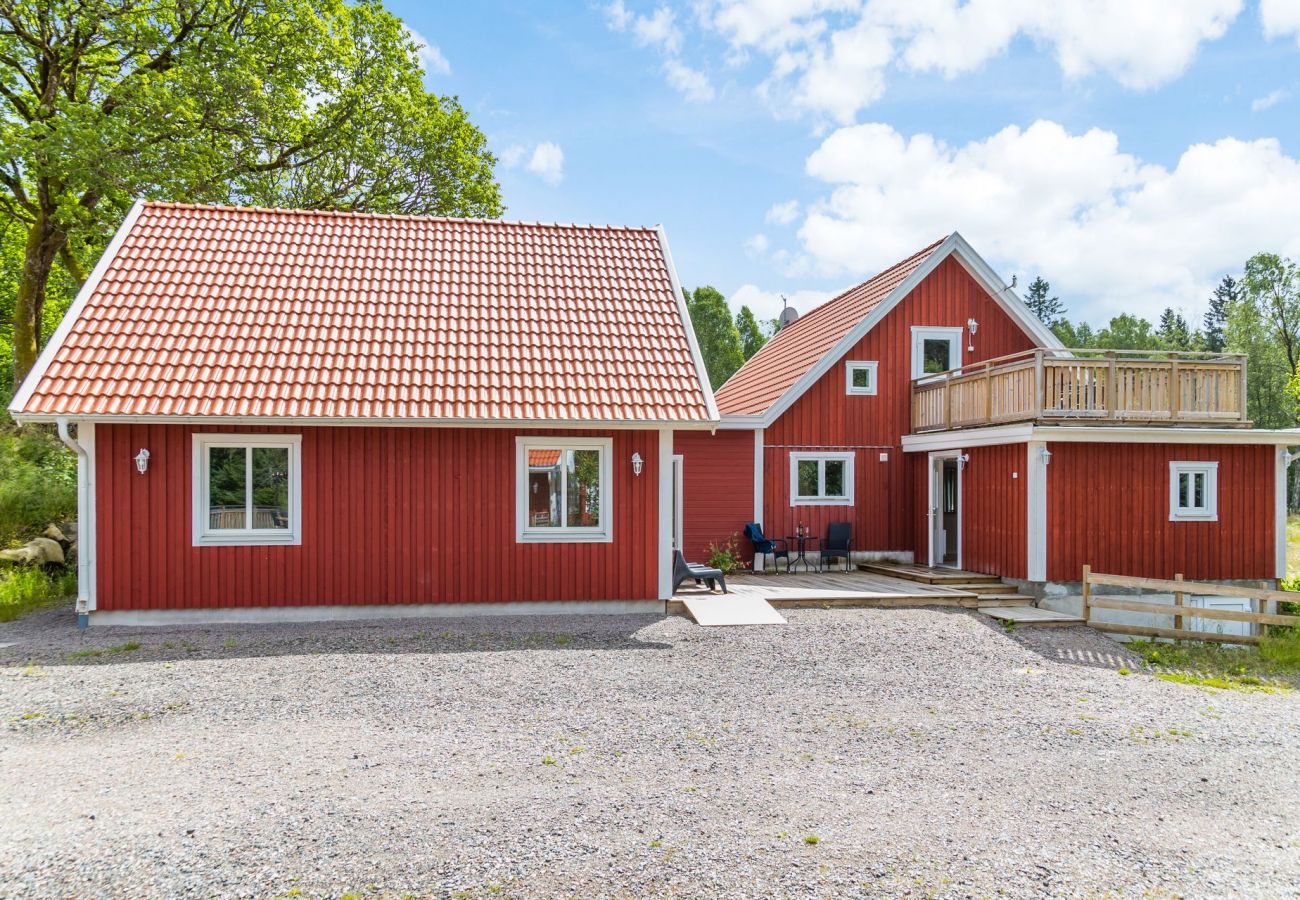 Außenansicht des Hauses mit Terrasse und Balkon