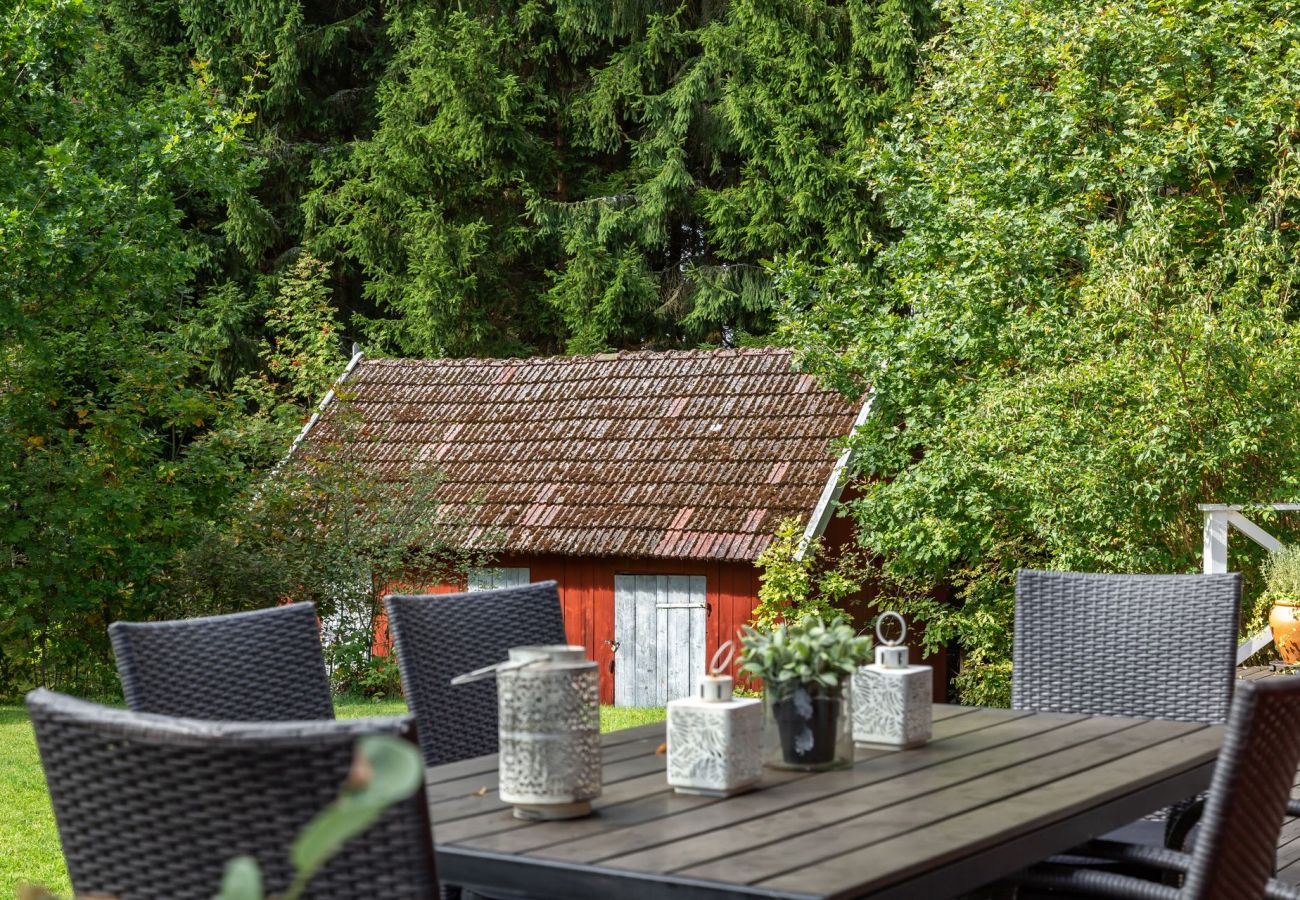 Ferienhaus in Småland mit hochwertigen Gartenmöbeln