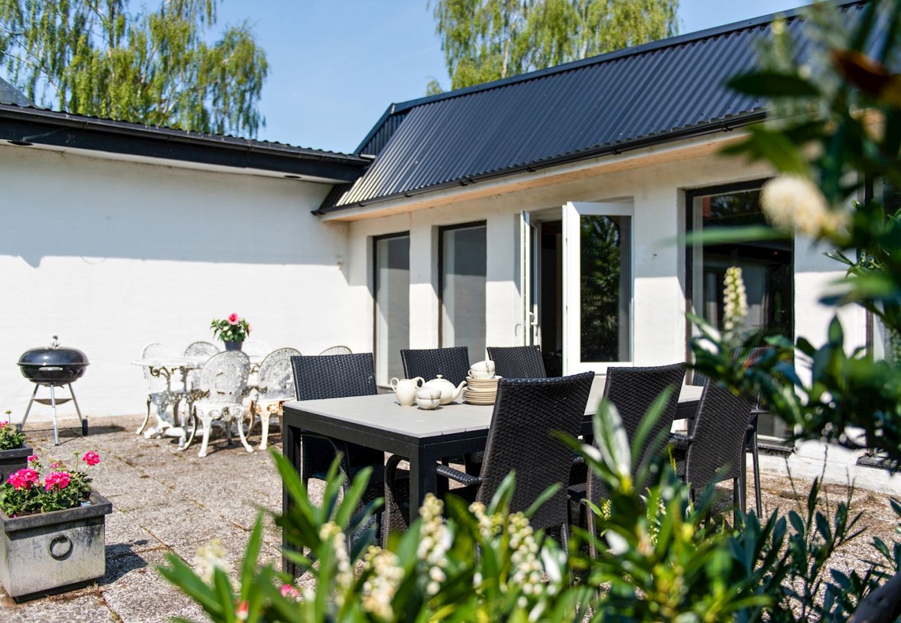 Ferienhaus in Tomelilla - Großes und schön eingerichtetes Poolhaus auf Österlen  | SE01010