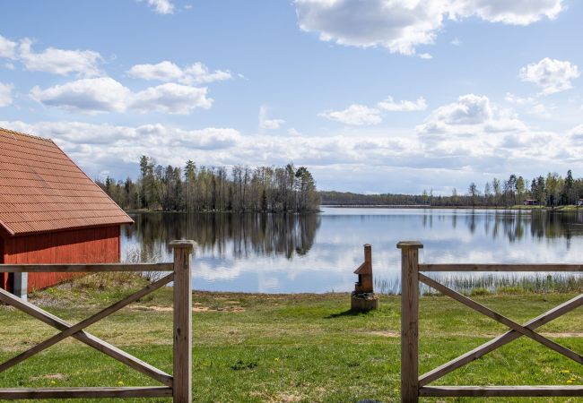  in Hamneda - Ferienhaus mit Terrasse und Blick auf den See Hängasjön | SE06014