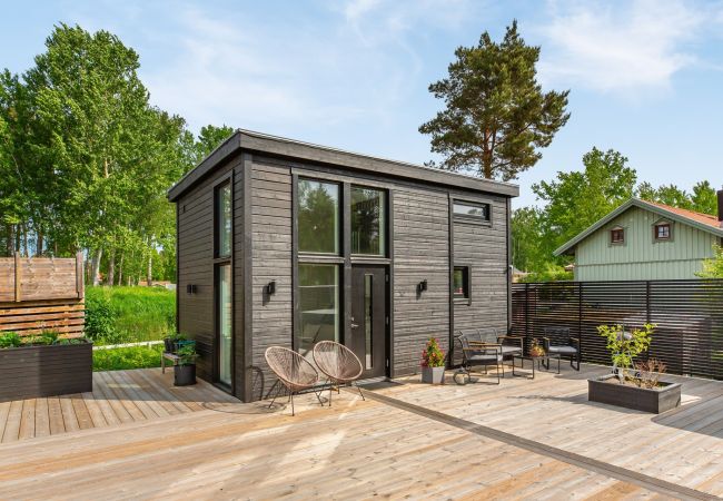 Ferienhaus in Motala - Neu gebautes Attefallshus am wunderschönen Varamostrand | SE01011