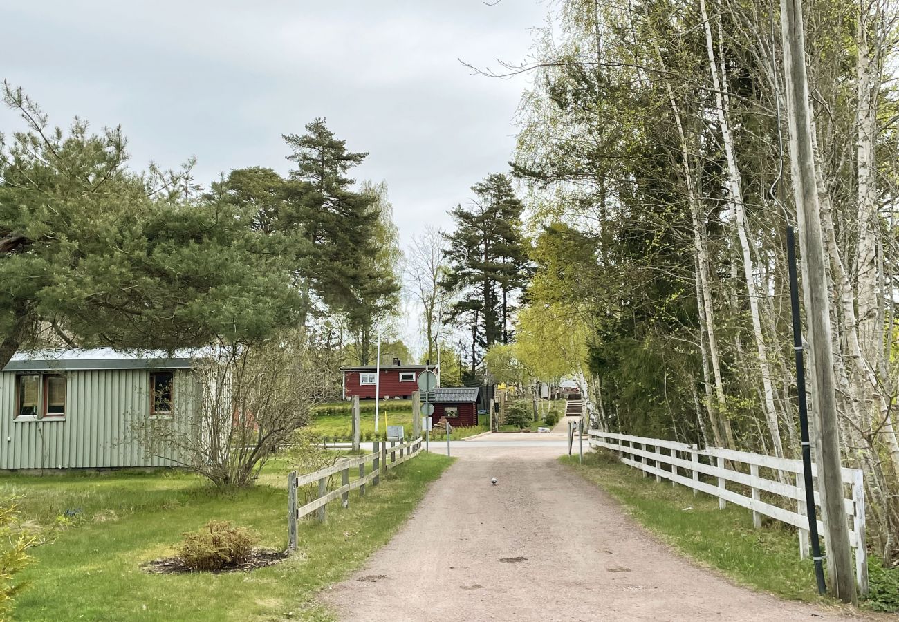 Ferienhaus in Motala - Neu gebautes Attefallshus am wunderschönen Varamostrand | SE01011