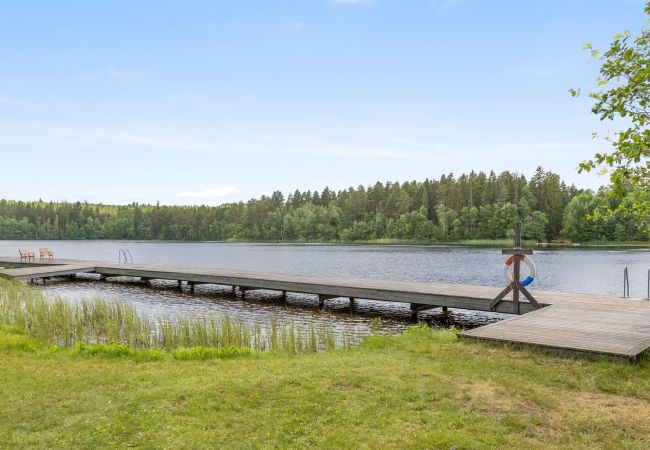 Ferienhaus in Vimmerby -  Gemütliches Ferienhaus mit Nähe zum See mit Steg | SE05017