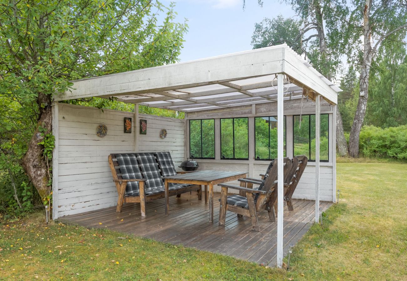 Ferienhaus in Vimmerby -  Gemütliches Ferienhaus mit Nähe zum See mit Steg | SE05017