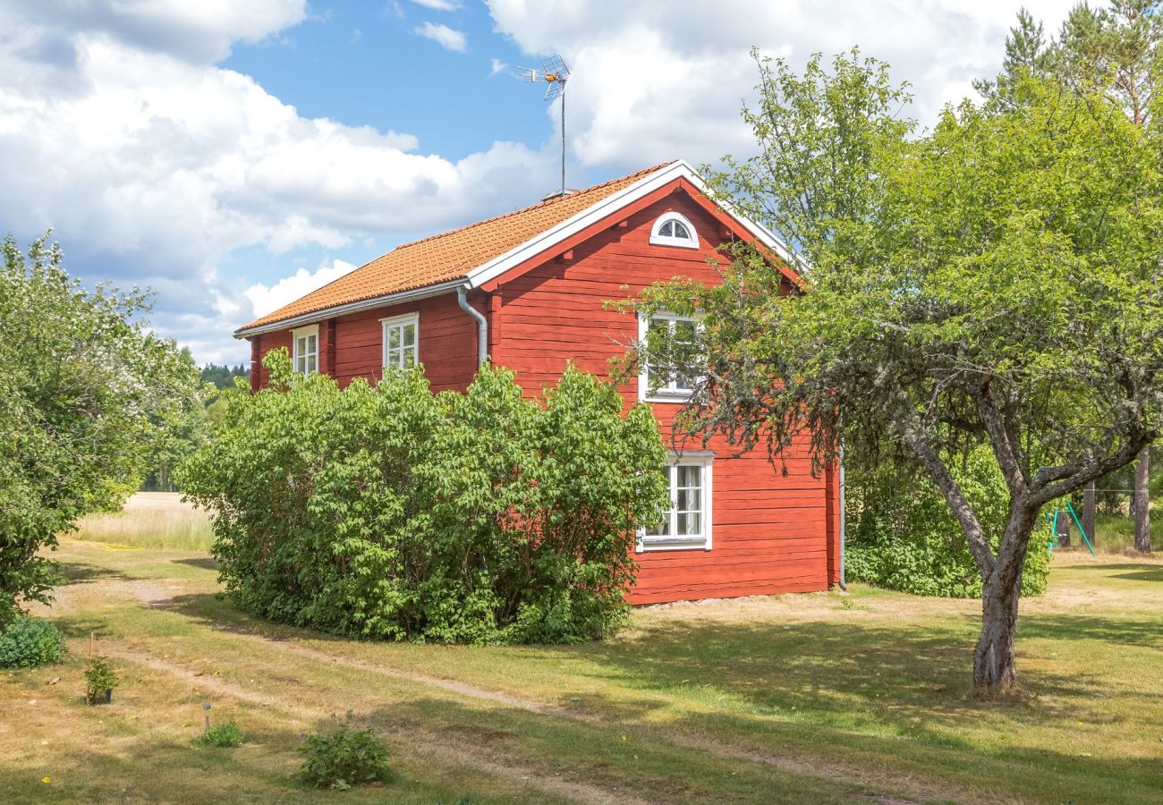 Ferienhaus in Vimmerby -  Gemütliches Ferienhaus mit Nähe zum See mit Steg | SE05017