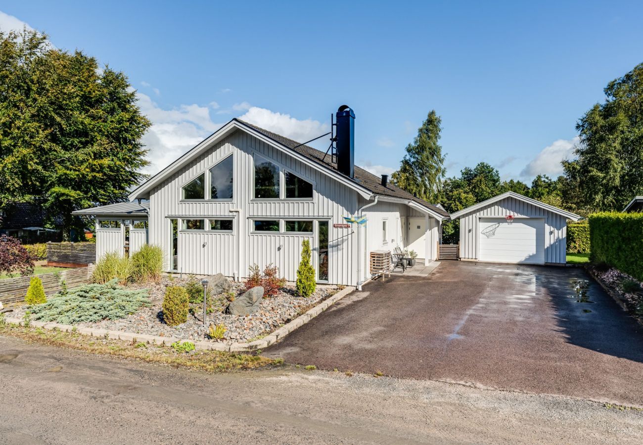 Ferienhaus in Ljungby - Luxuriöses Ferienhaus in Tallbacken mit Seeblick über Bolmen