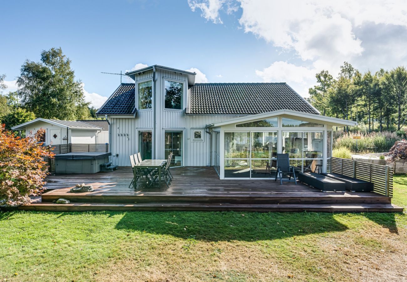 Ferienhaus in Ljungby - Luxuriöses Ferienhaus in Tallbacken mit Seeblick über Bolmen
