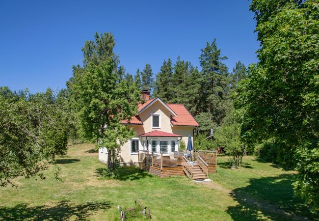 Ferienhaus in Vimmerby - Willkommen in Vimmerby, wo Sie naturnah in einer ruhigen Umgebung wohnen, aber dennoch in der Nähe von Astrid Lindgrens Värld.