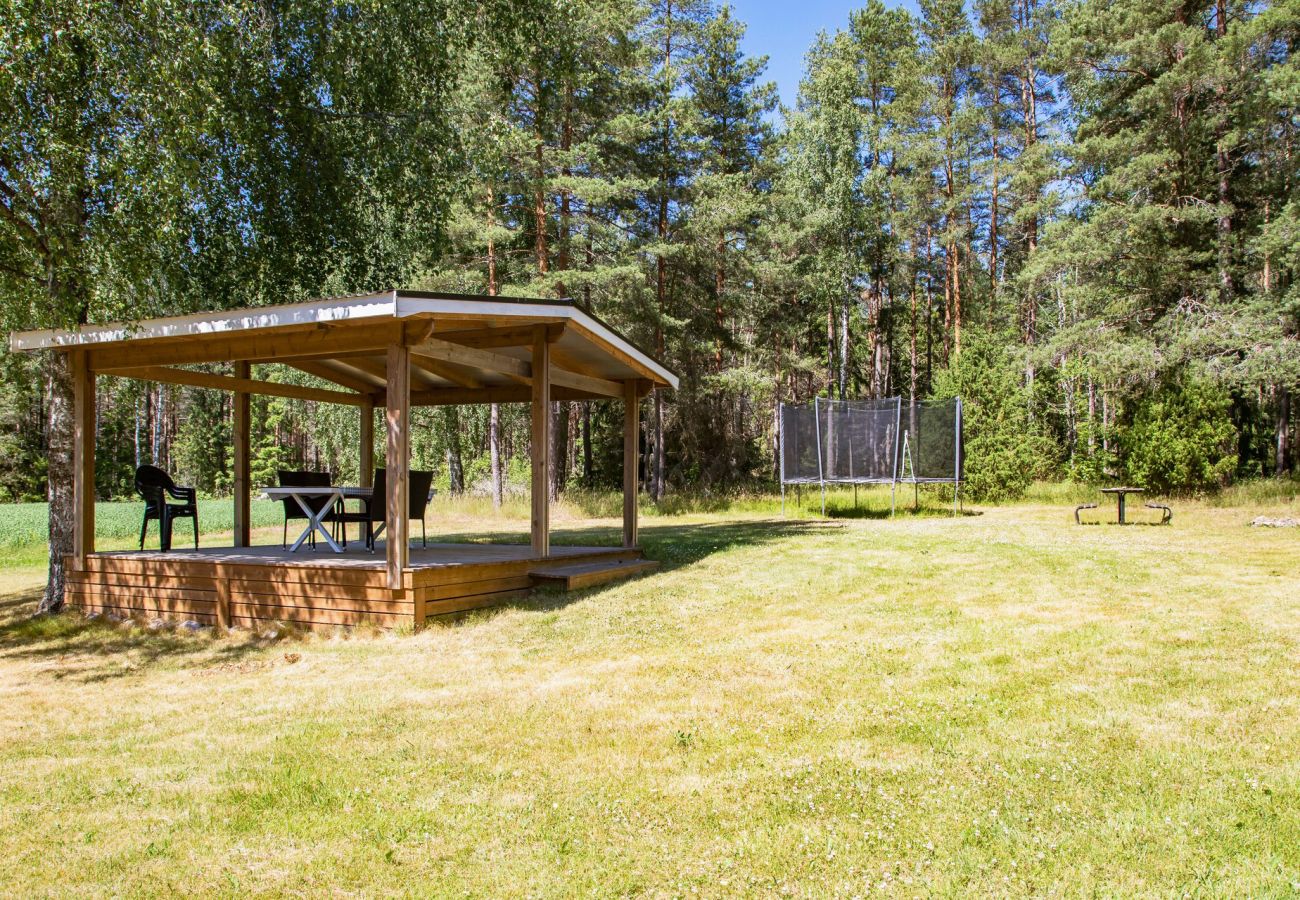 Haus in Vimmerby - Willkommen in Vimmerby, wo Sie naturnah in einer ruhigen Umgebung wohnen, aber dennoch in der Nähe von Astrid Lindgrens Värld.