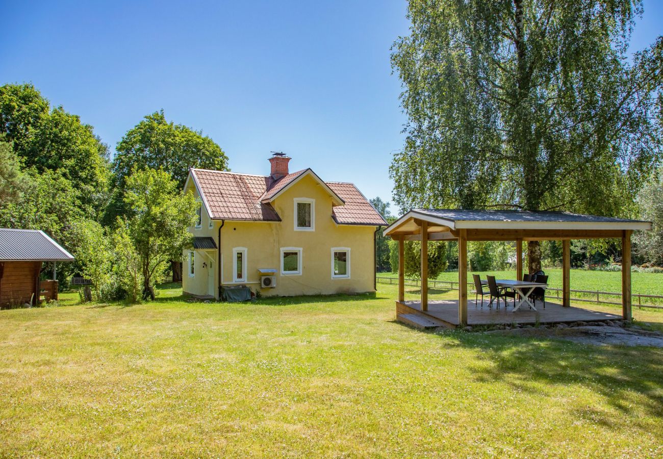 Ferienhaus in Vimmerby - Willkommen in Vimmerby, wo Sie naturnah in einer ruhigen Umgebung wohnen, aber dennoch in der Nähe von Astrid Lindgrens Värld.