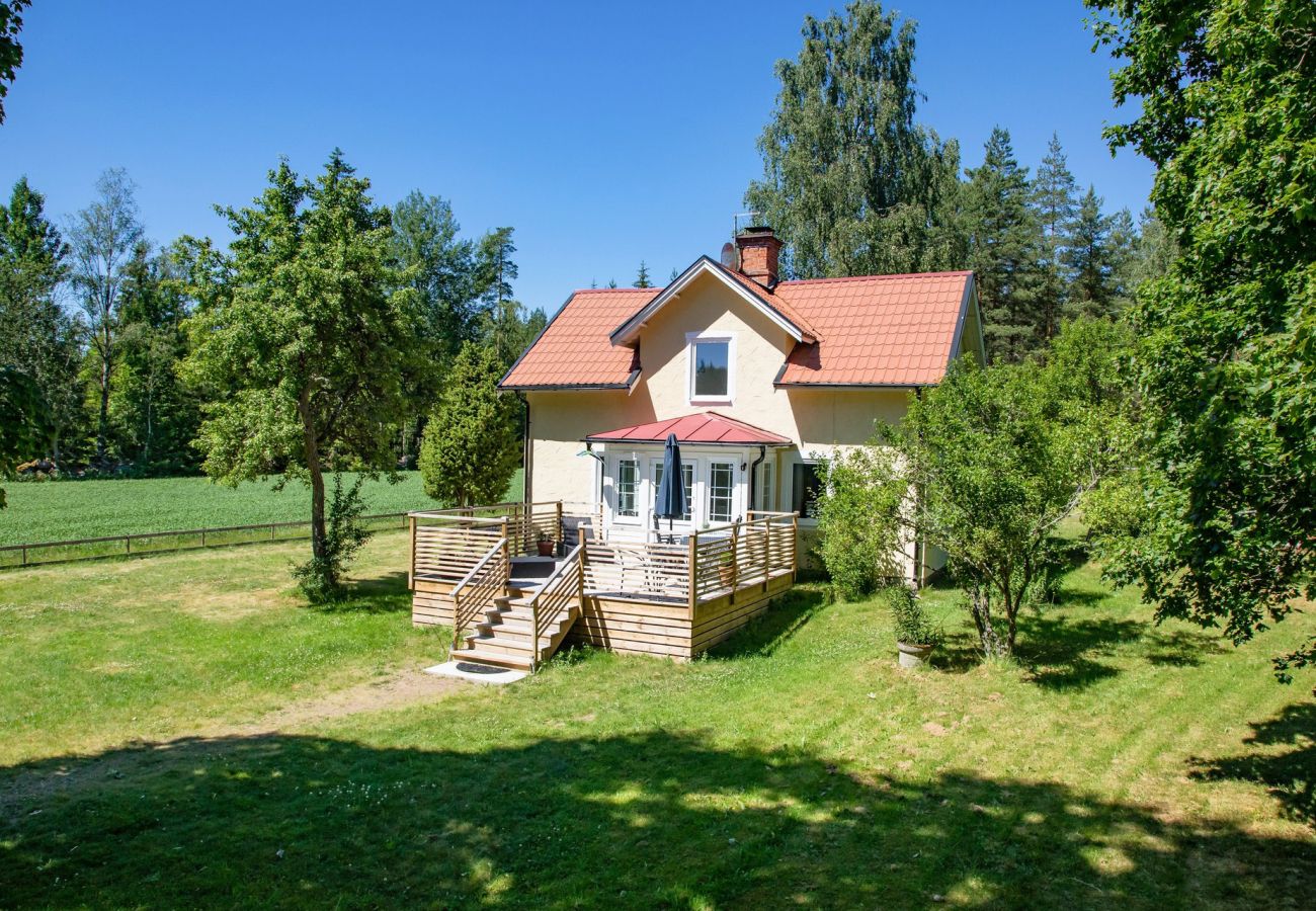 Ferienhaus in Vimmerby - Willkommen in Vimmerby, wo Sie naturnah in einer ruhigen Umgebung wohnen, aber dennoch in der Nähe von Astrid Lindgrens Värld.