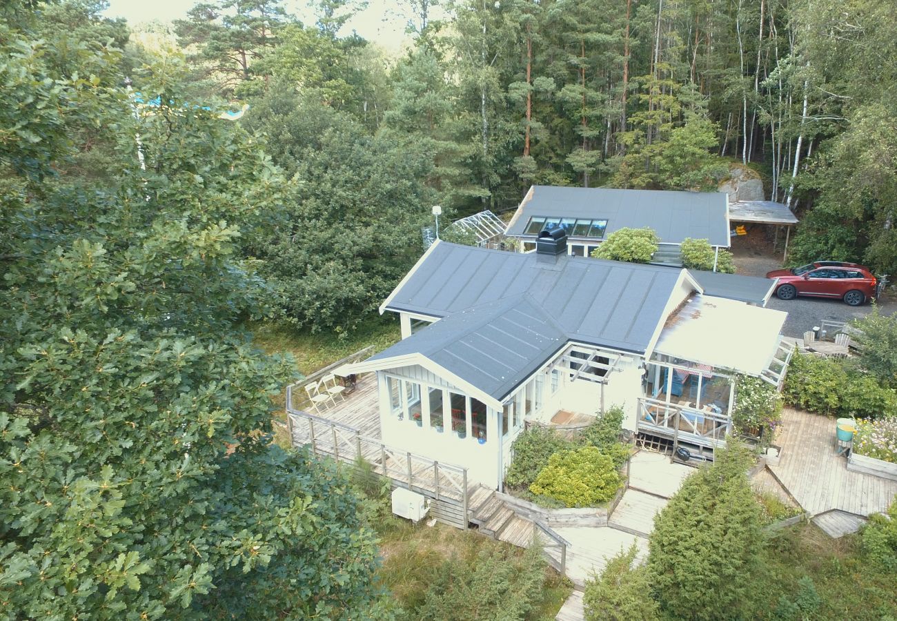Ferienhaus in Mölnlycke - Großes Haus mit eigenem Sandstrand und Boot in Mölnlycke | SE08034