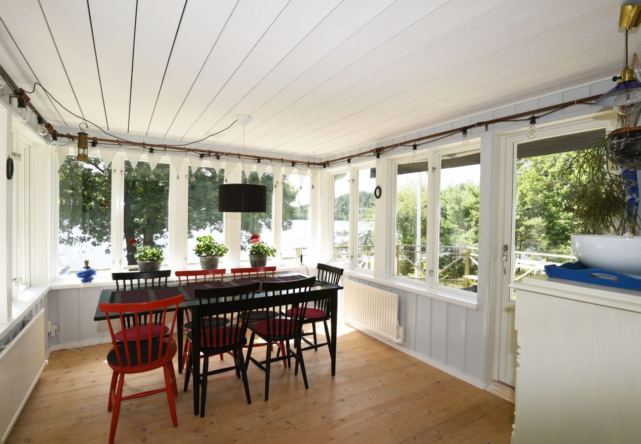 Ferienhaus in Mölnlycke - Großes Haus mit eigenem Sandstrand und Boot in Mölnlycke | SE08034