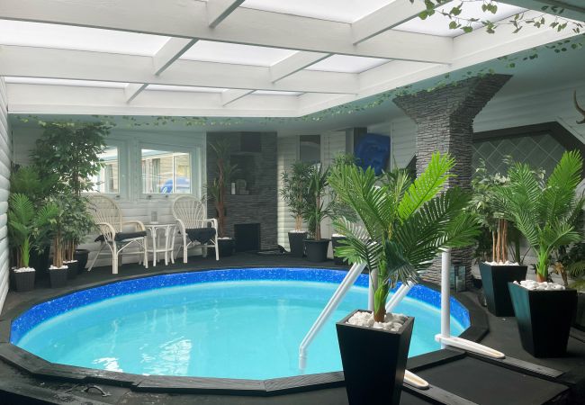 Ferienhaus in Motala - Luxushaus in Motala mit beheiztem Pool | SE10014