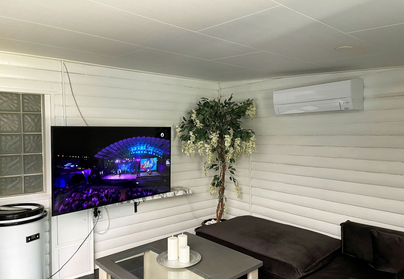 Ferienhaus in Motala - Luxushaus in Motala mit beheiztem Pool | SE10014