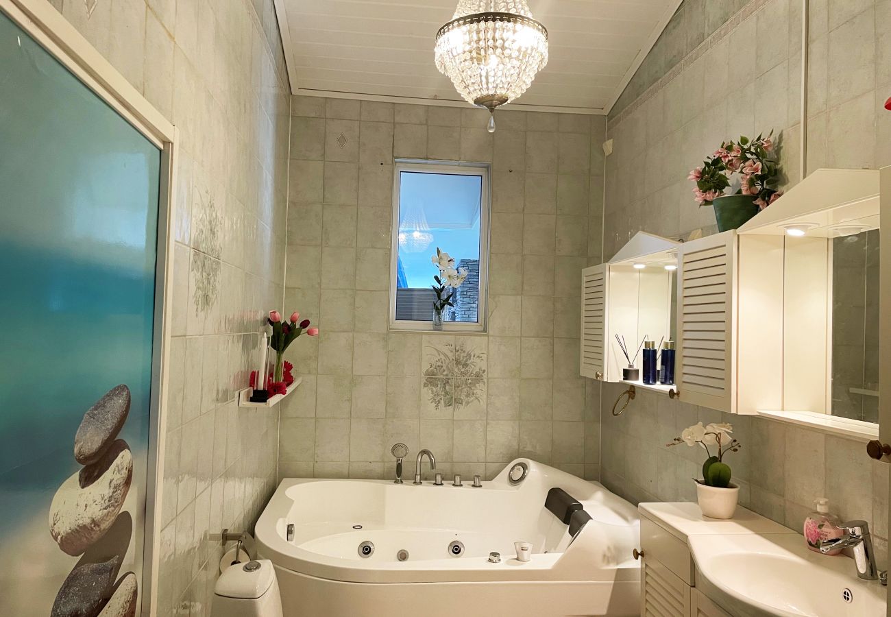 Ferienhaus in Motala - Luxushaus in Motala mit beheiztem Pool | SE10014