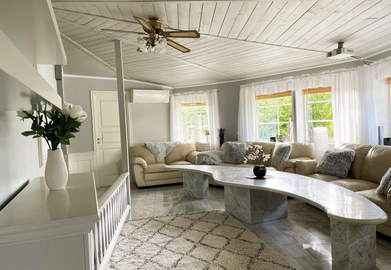 Ferienhaus in Motala - Luxushaus in Motala mit beheiztem Pool | SE10014