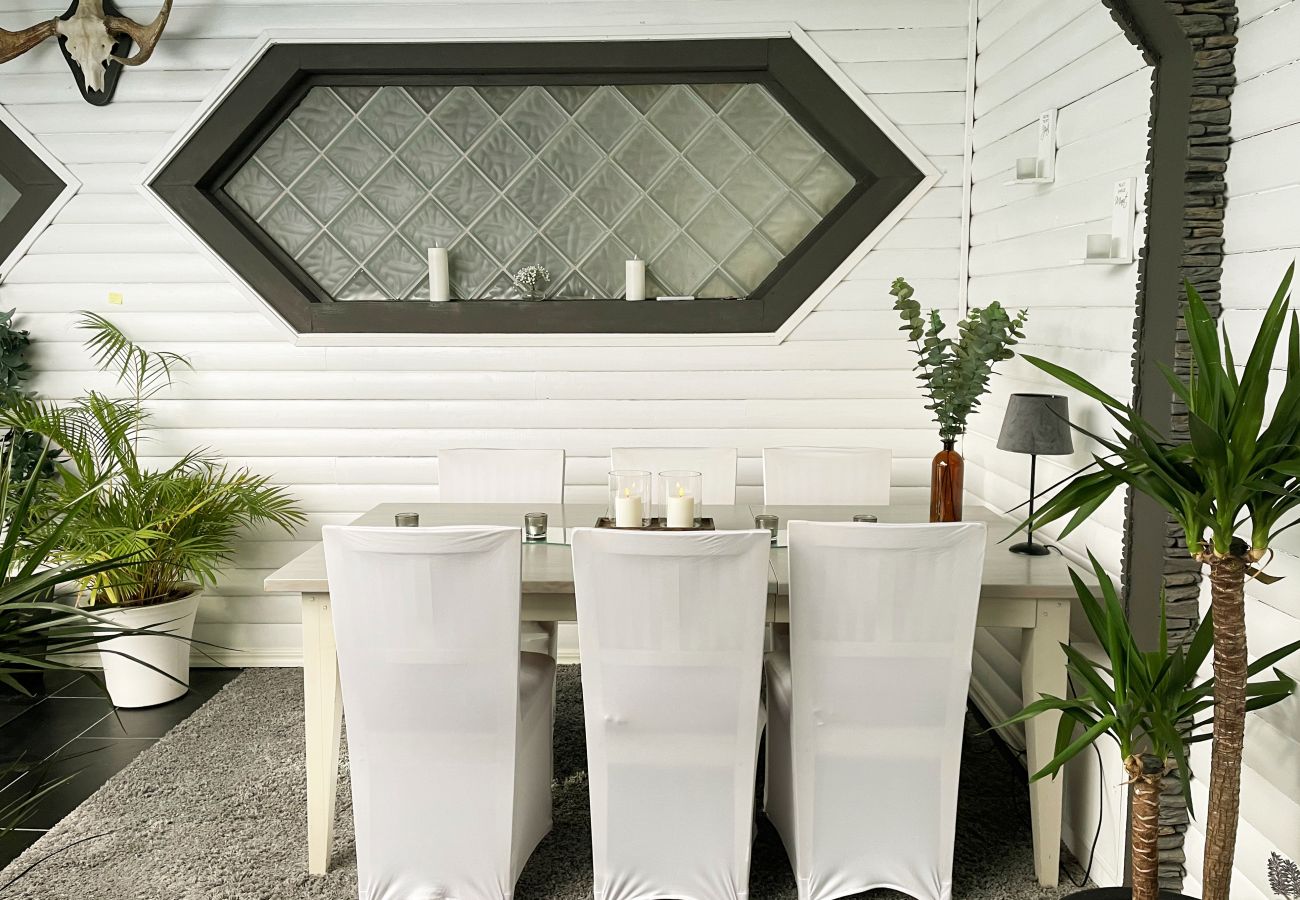 Ferienhaus in Motala - Luxushaus in Motala mit beheiztem Pool | SE10014