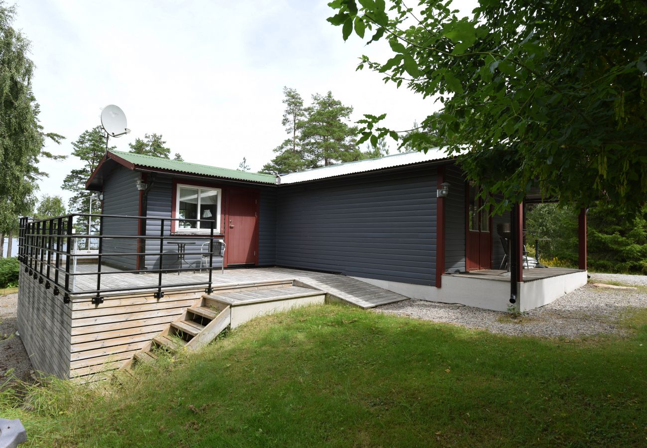 Ferienhaus in Mellerud - Ferienhaus mit schöner Aussicht auf den Vänernsee außerhalb von Mellerud | SE17009