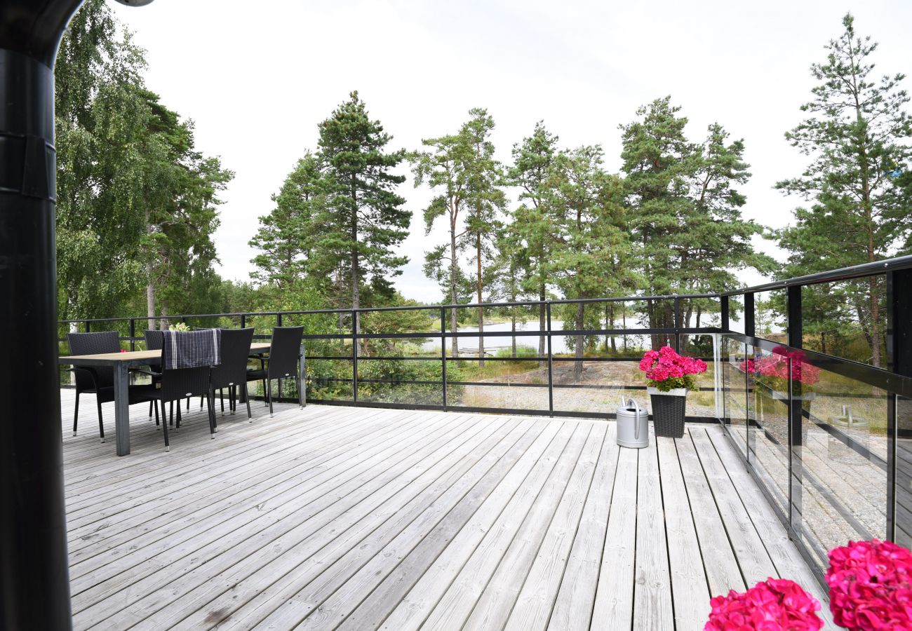 Ferienhaus in Mellerud - Ferienhaus mit schöner Aussicht auf den Vänernsee außerhalb von Mellerud | SE17009