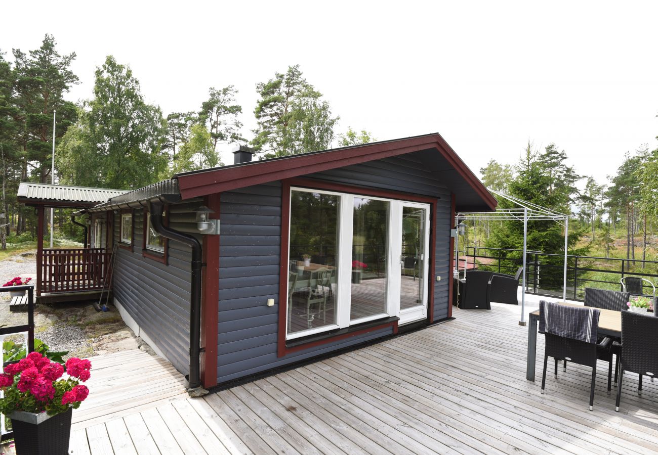 Ferienhaus in Mellerud - Ferienhaus mit schöner Aussicht auf den Vänernsee außerhalb von Mellerud | SE17009