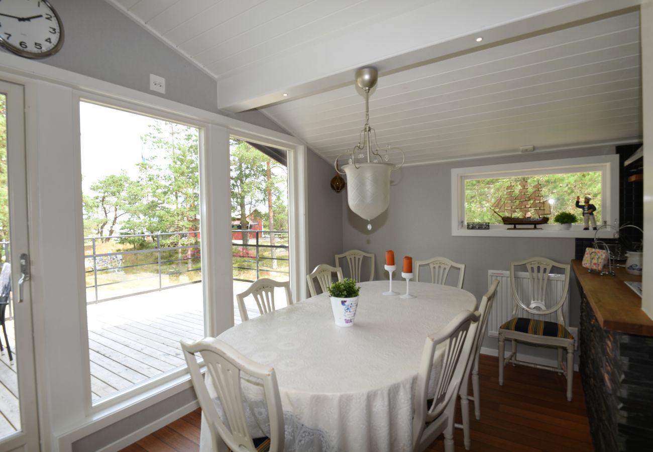 Ferienhaus in Mellerud - Ferienhaus mit schöner Aussicht auf den Vänernsee außerhalb von Mellerud | SE17009