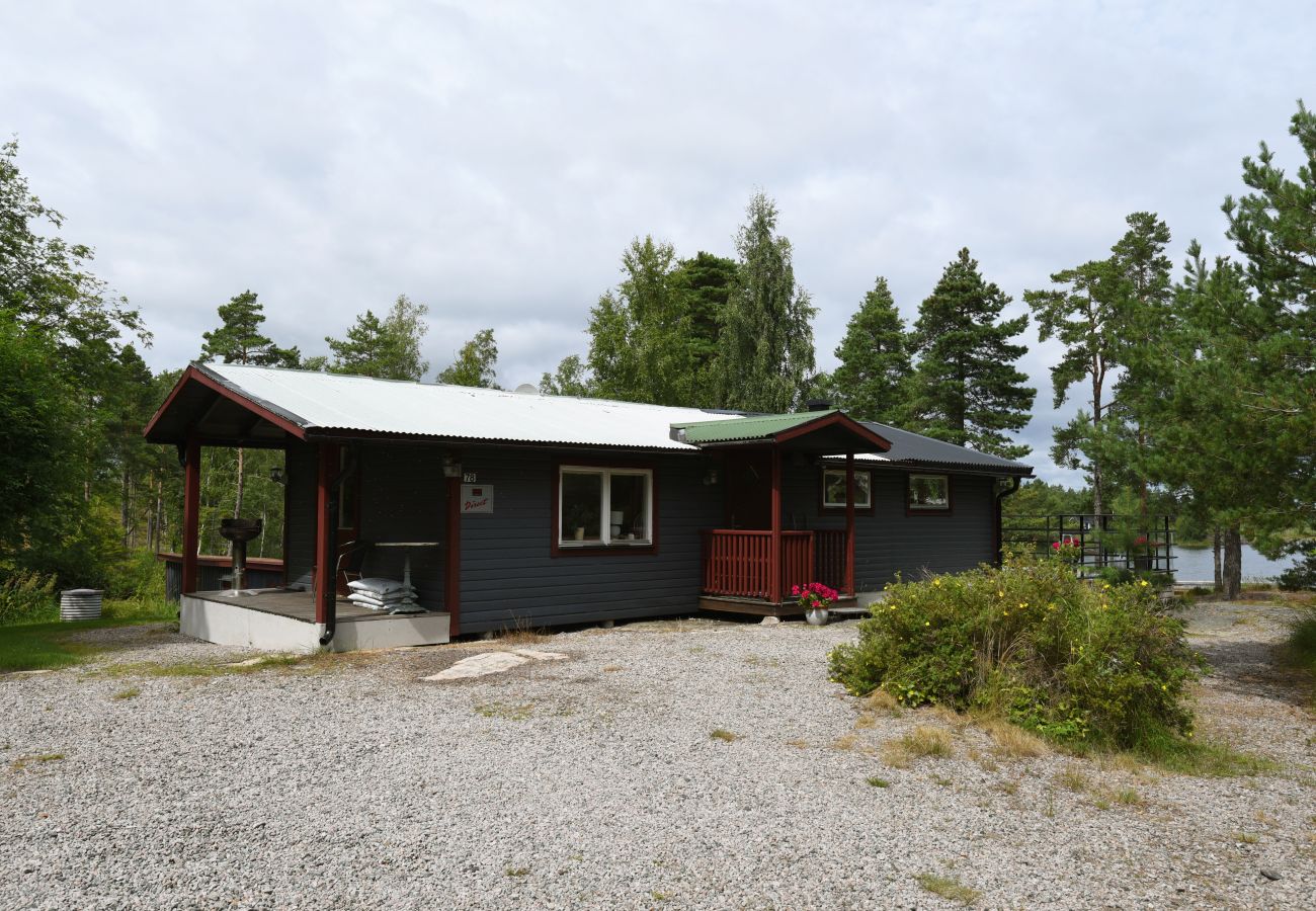 Haus in Mellerud - Ferienhaus mit schöner Aussicht auf den Vänernsee außerhalb von Mellerud | SE17009