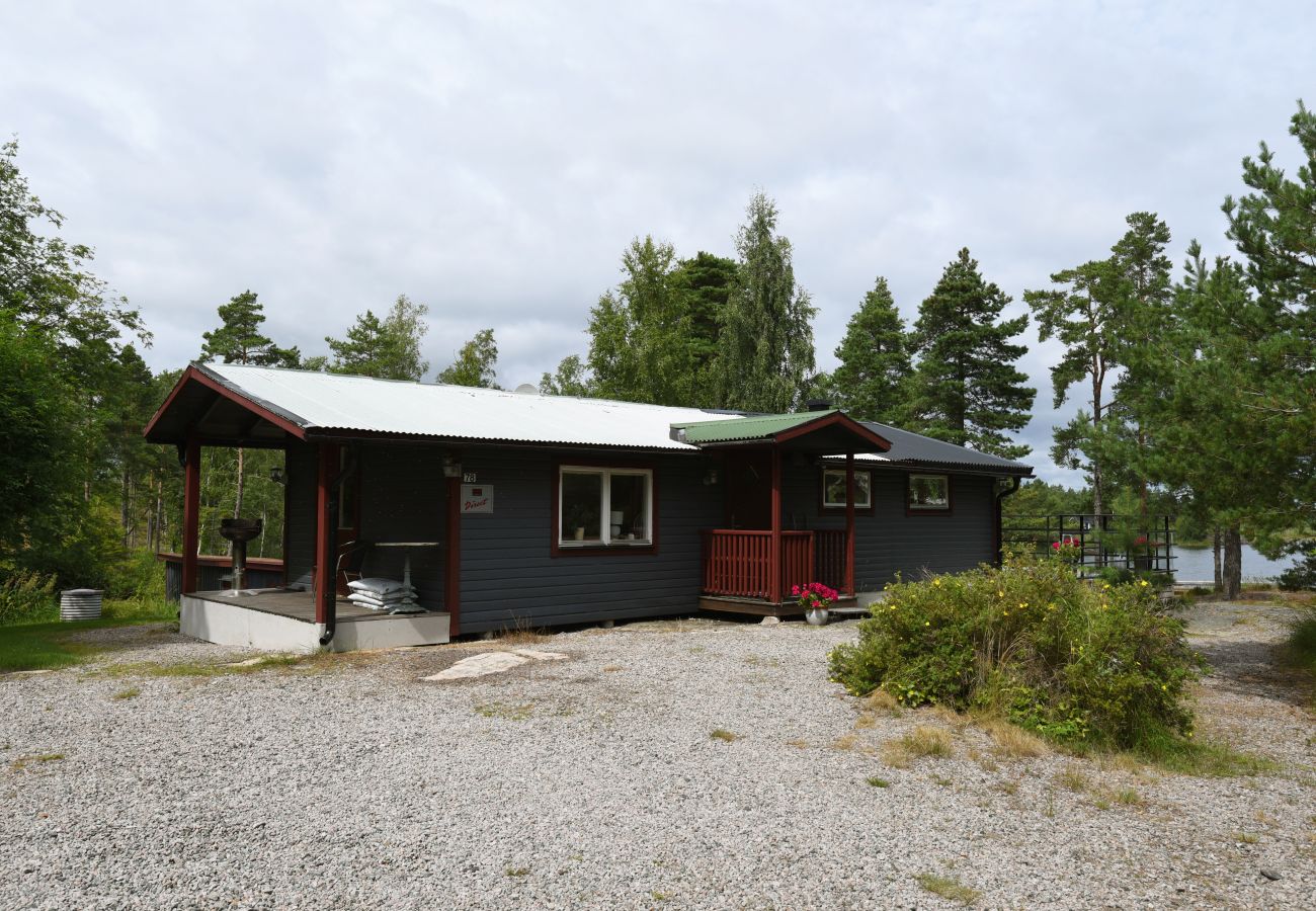 Ferienhaus in Mellerud - Ferienhaus mit schöner Aussicht auf den Vänernsee außerhalb von Mellerud | SE17009