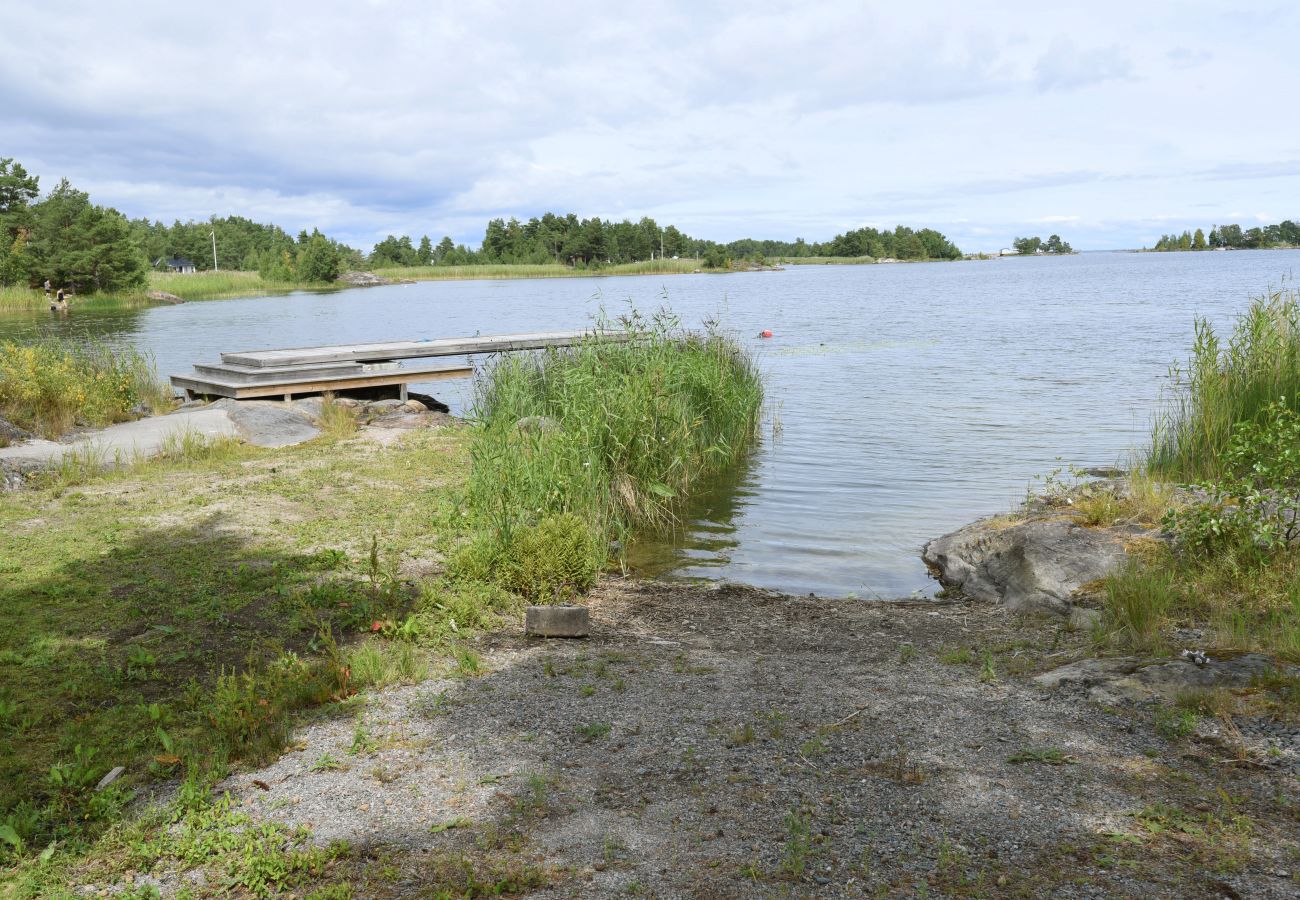 Ferienhaus in Mellerud - Ferienhaus mit schöner Aussicht auf den Vänernsee außerhalb von Mellerud | SE17009