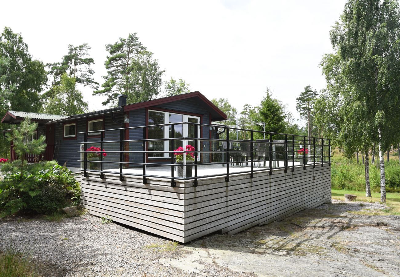 Haus in Mellerud - Ferienhaus mit schöner Aussicht auf den Vänernsee außerhalb von Mellerud | SE17009