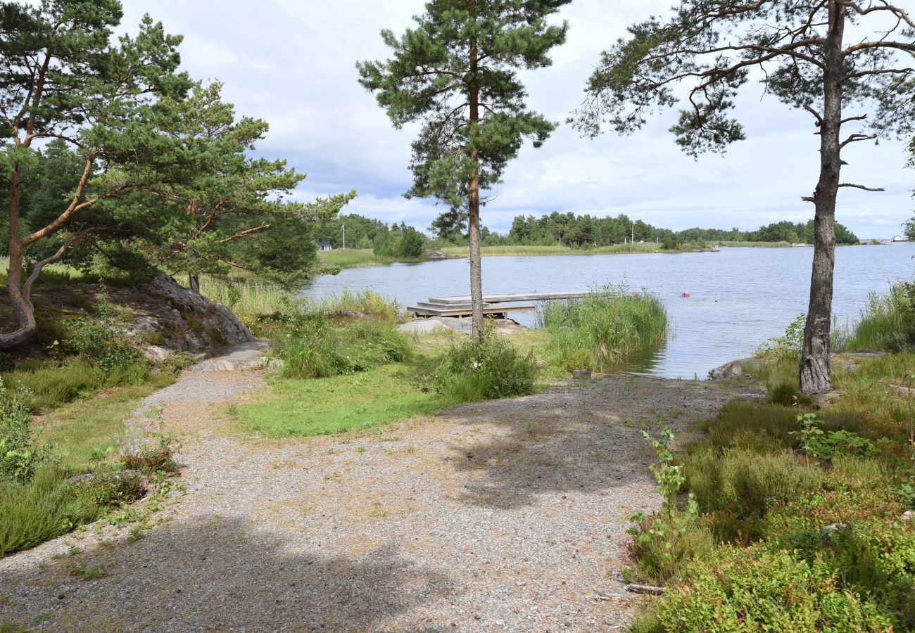 Ferienhaus in Mellerud - Ferienhaus mit schöner Aussicht auf den Vänernsee außerhalb von Mellerud | SE17009