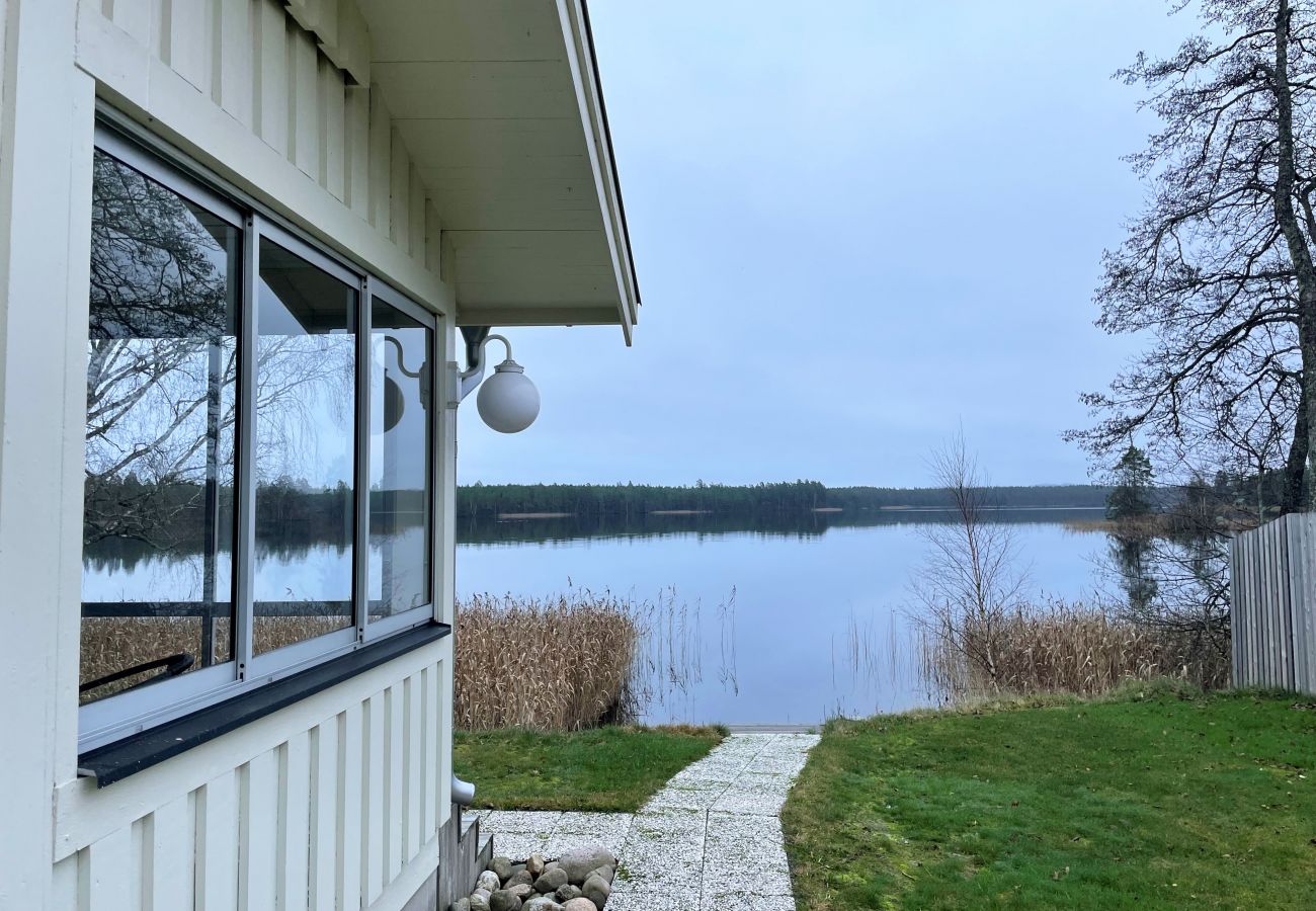 Ferienhaus in Vaggeryd - Schönes Ferienhaus mit eigenem Seegrundstück und Panoramablick auf den See Fängen, Vaggeryd | SE07026