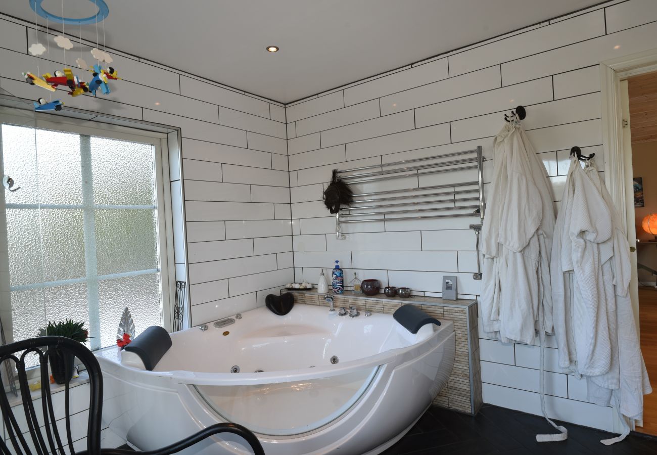 Ferienhaus in Kode -  Schöne geräumige Villa im Süden von Bohuslän mit Spa | SE09028