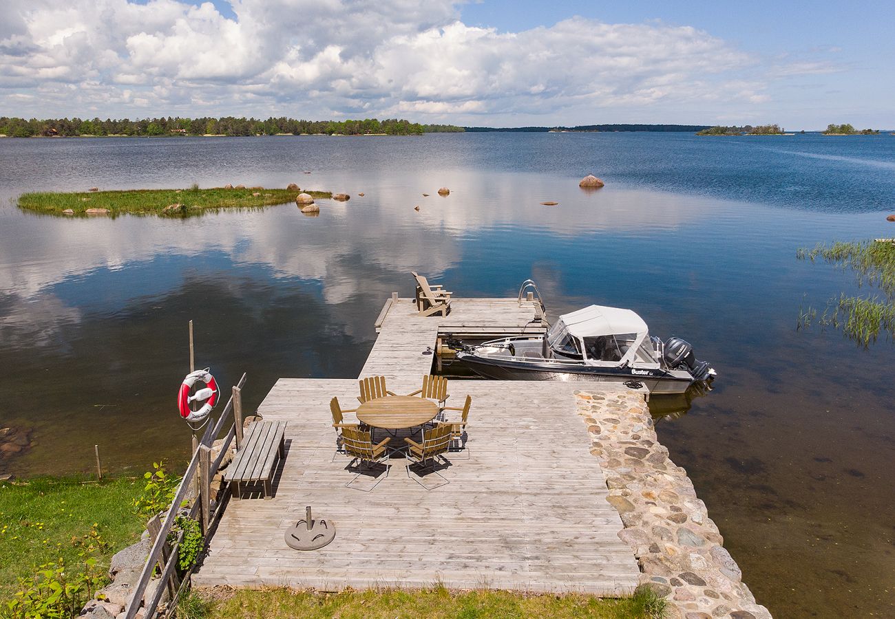 Ferienhaus in Rockneby - Ferienhaus in Drag mit einzigartiger Lage und Seegrundstück | SE05014