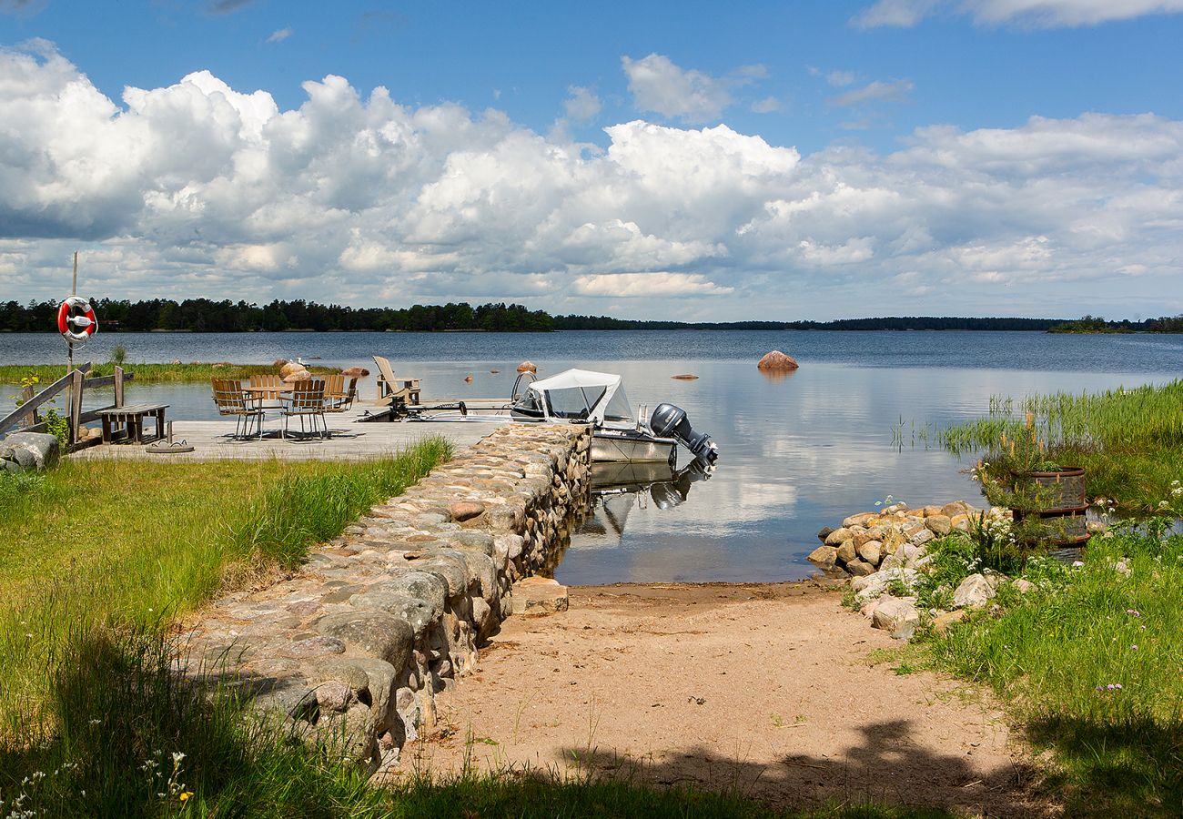 Ferienhaus in Rockneby - Ferienhaus in Drag mit einzigartiger Lage und Seegrundstück | SE05014