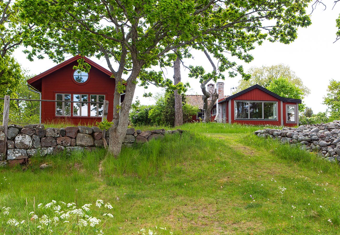 Ferienhaus in Rockneby - Ferienhaus in Drag mit einzigartiger Lage und Seegrundstück | SE05014