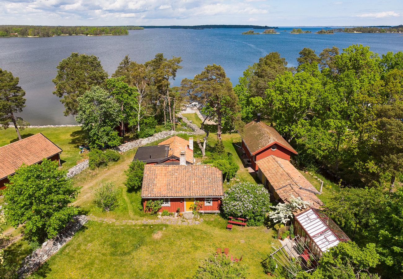 Ferienhaus in Rockneby - Ferienhaus in Drag mit einzigartiger Lage und Seegrundstück | SE05014