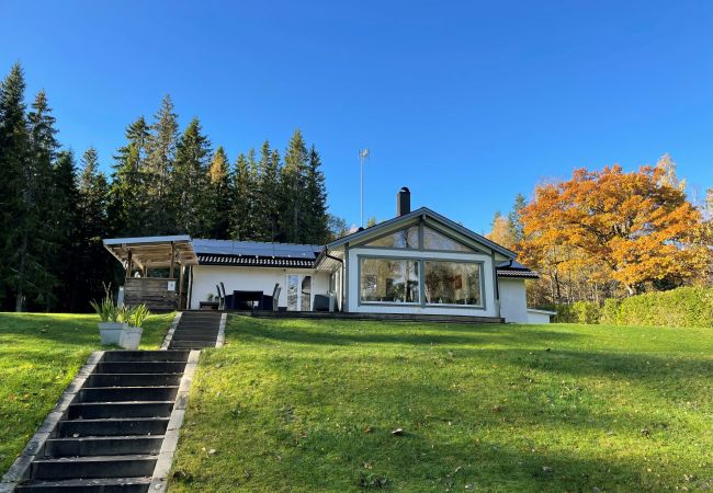 Ferienhaus in Månsarp - Schönes Ferienhaus mit eigenem Seegrundstück und Panoramablick auf Rasjön | SE07037