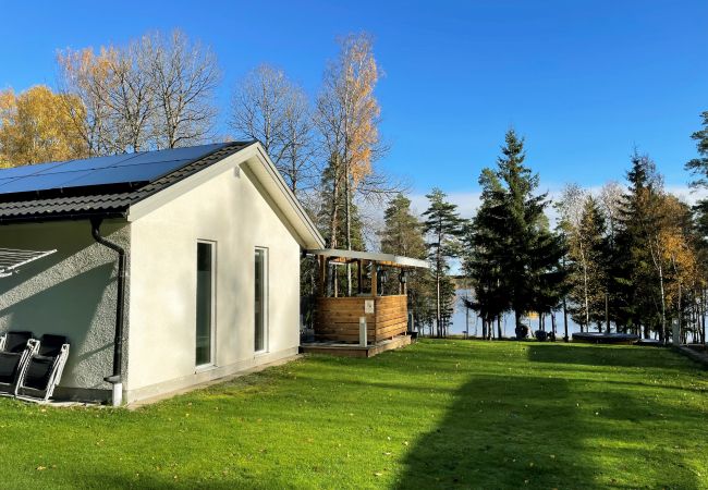 Ferienhaus in Månsarp - Schönes Ferienhaus mit eigenem Seegrundstück und Panoramablick auf Rasjön | SE07037