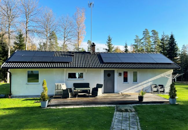 Ferienhaus in Månsarp - Schönes Ferienhaus mit eigenem Seegrundstück und Panoramablick auf Rasjön | SE07037