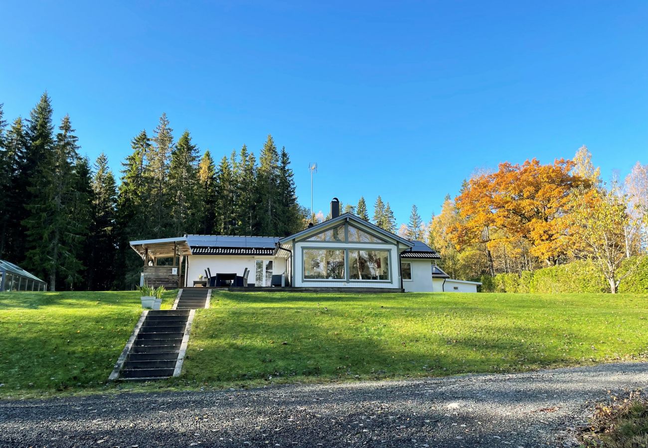 Ferienhaus in Månsarp - Schönes Ferienhaus mit eigenem Seegrundstück und Panoramablick auf Rasjön | SE07037