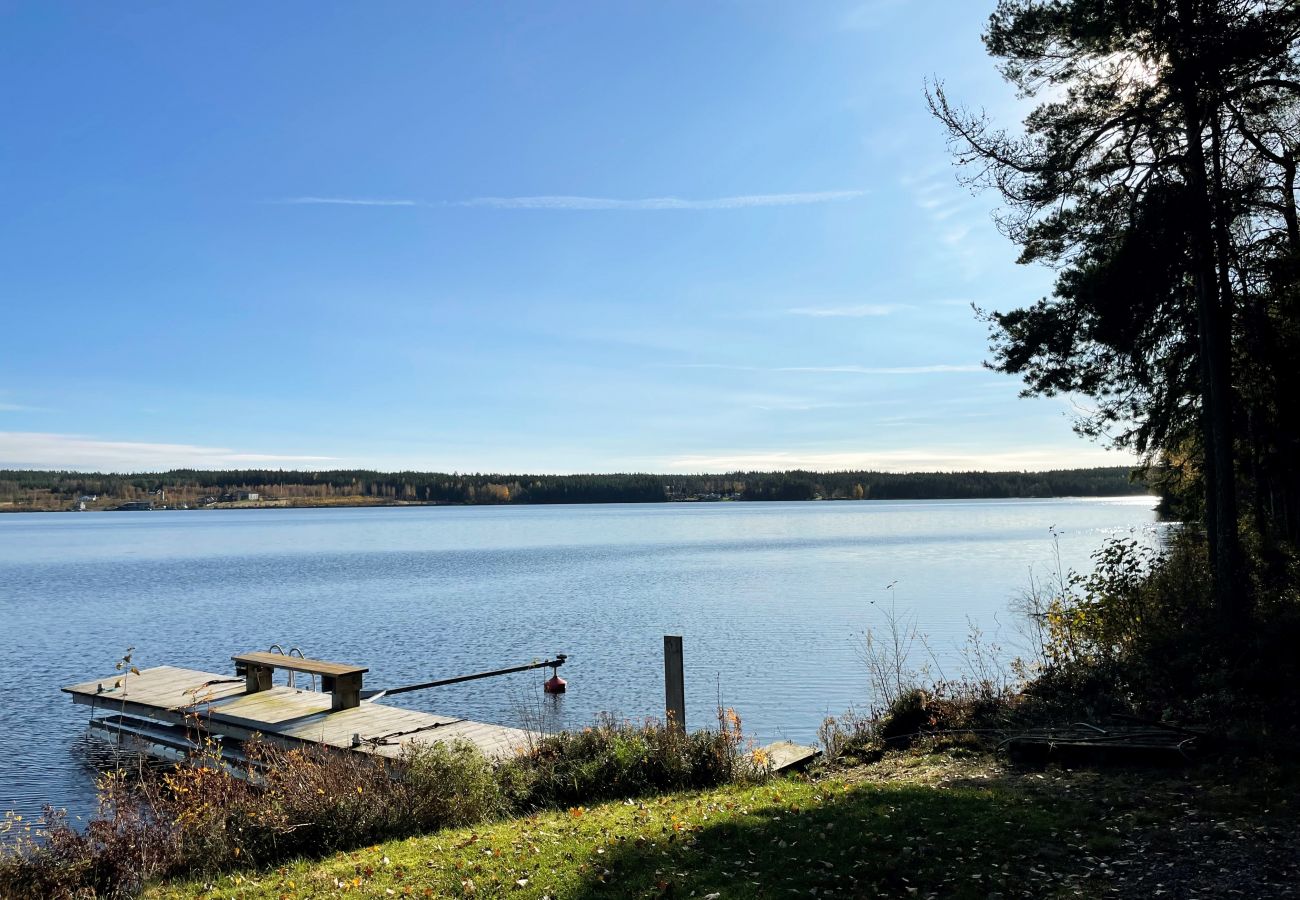 Ferienhaus in Månsarp - Schönes Ferienhaus mit eigenem Seegrundstück und Panoramablick auf Rasjön | SE07037