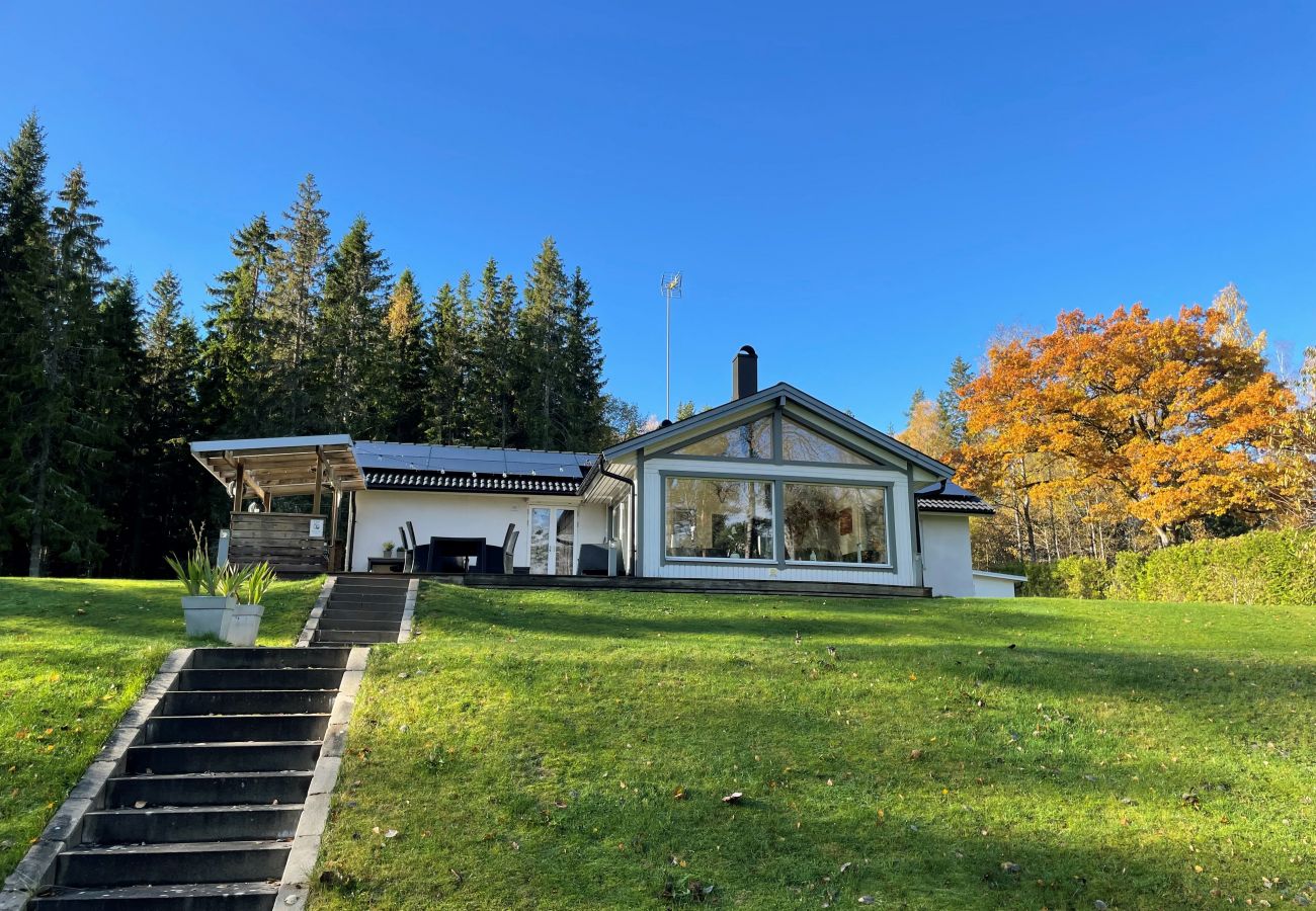 Haus in Månsarp - Schönes Ferienhaus mit eigenem Seegrundstück und Panoramablick auf Rasjön | SE07037