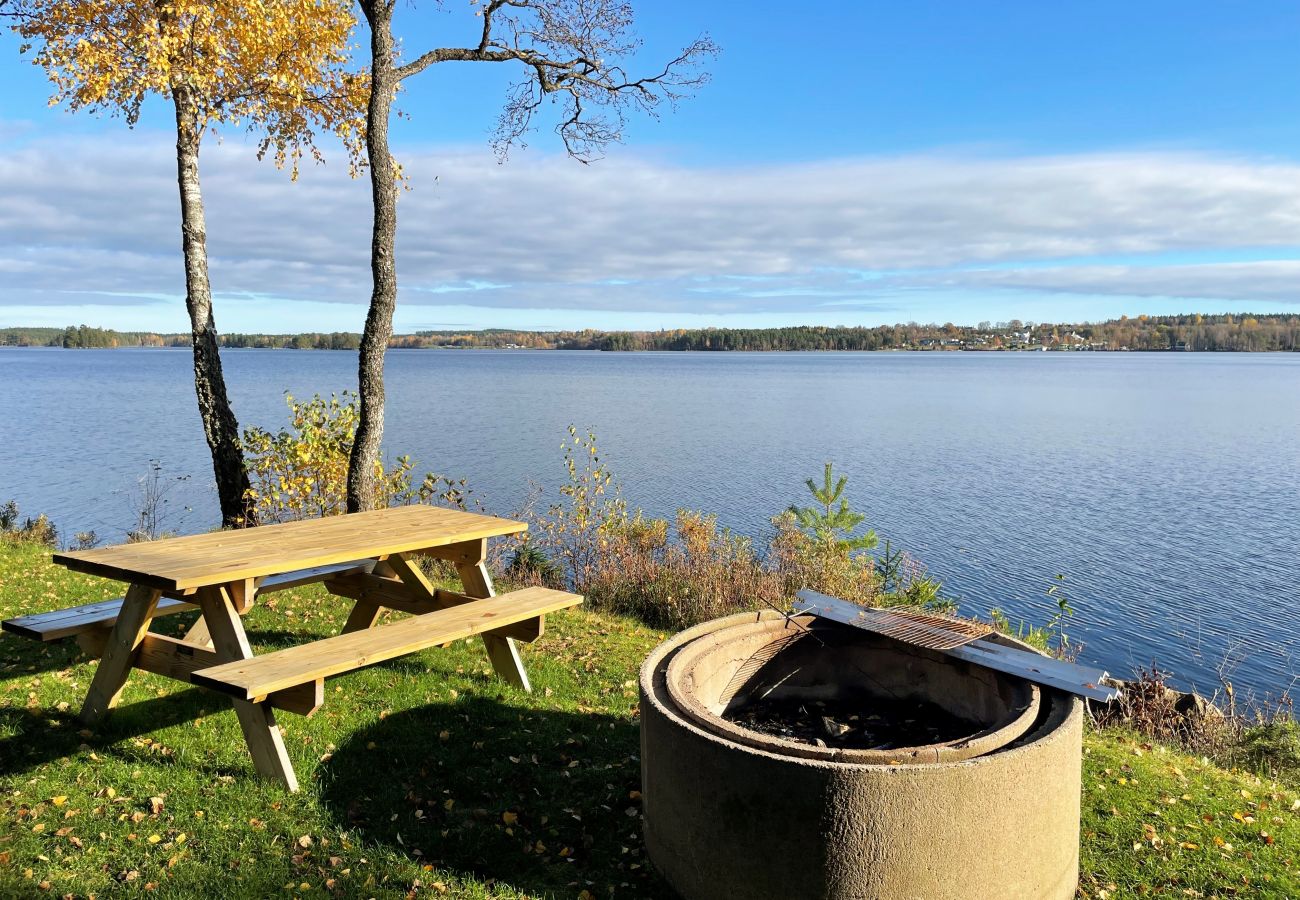 Ferienhaus in Månsarp - Schönes Ferienhaus mit eigenem Seegrundstück und Panoramablick auf Rasjön | SE07037