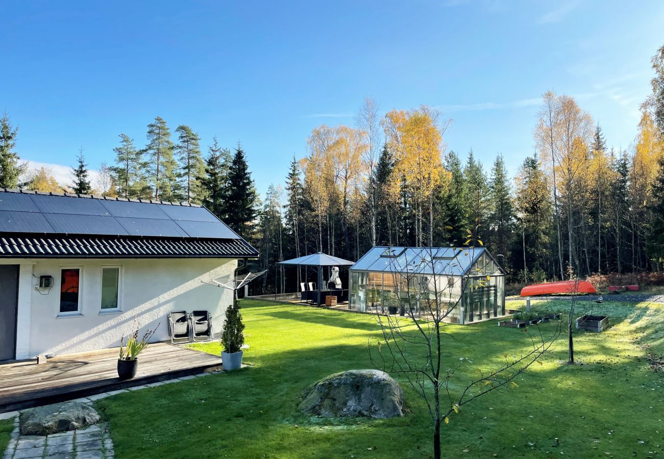 Ferienhaus in Månsarp - Schönes Ferienhaus mit eigenem Seegrundstück und Panoramablick auf Rasjön | SE07037