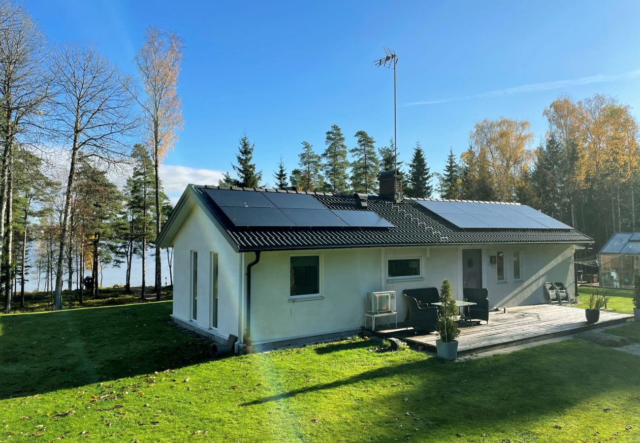 Ferienhaus in Månsarp - Schönes Ferienhaus mit eigenem Seegrundstück und Panoramablick auf Rasjön | SE07037