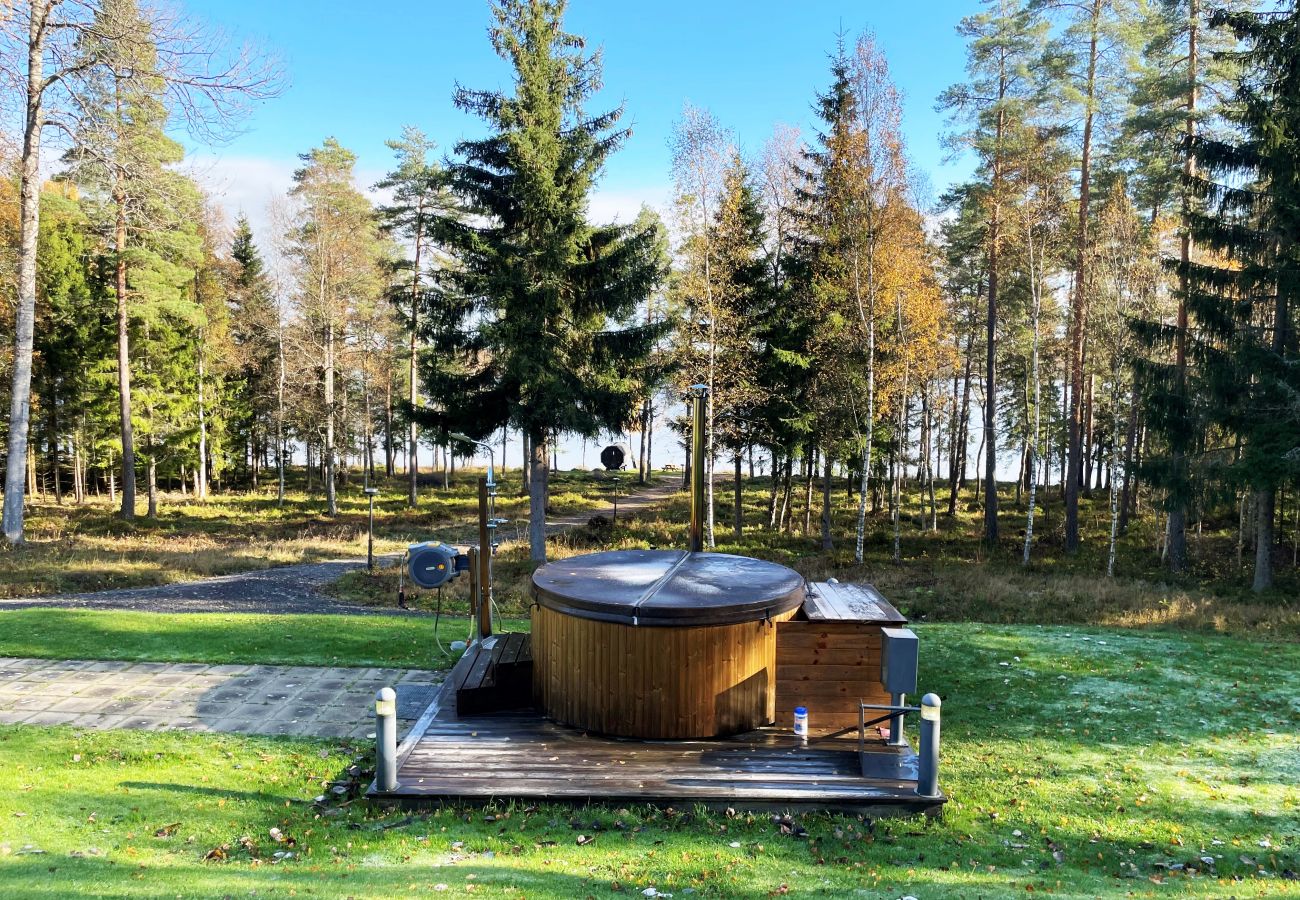 Ferienhaus in Månsarp - Schönes Ferienhaus mit eigenem Seegrundstück und Panoramablick auf Rasjön | SE07037