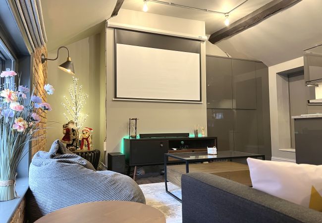 Ferienwohnung in Birmingham - ★ Silver Forge Penthouse - Two Bed - 4K Projector - Snug Room - Luxury Apartment